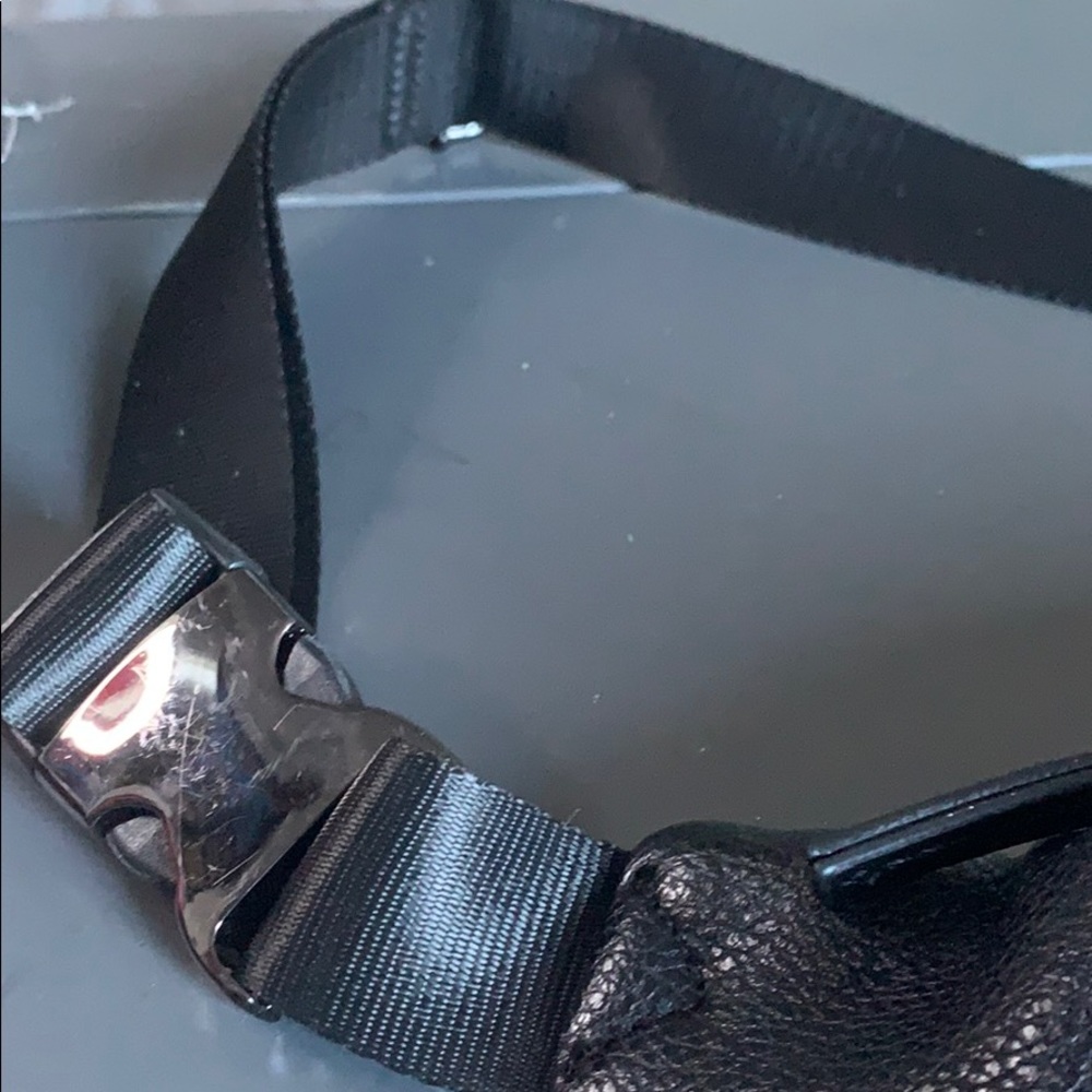 Guess Sidebag - Picture 2 of 3